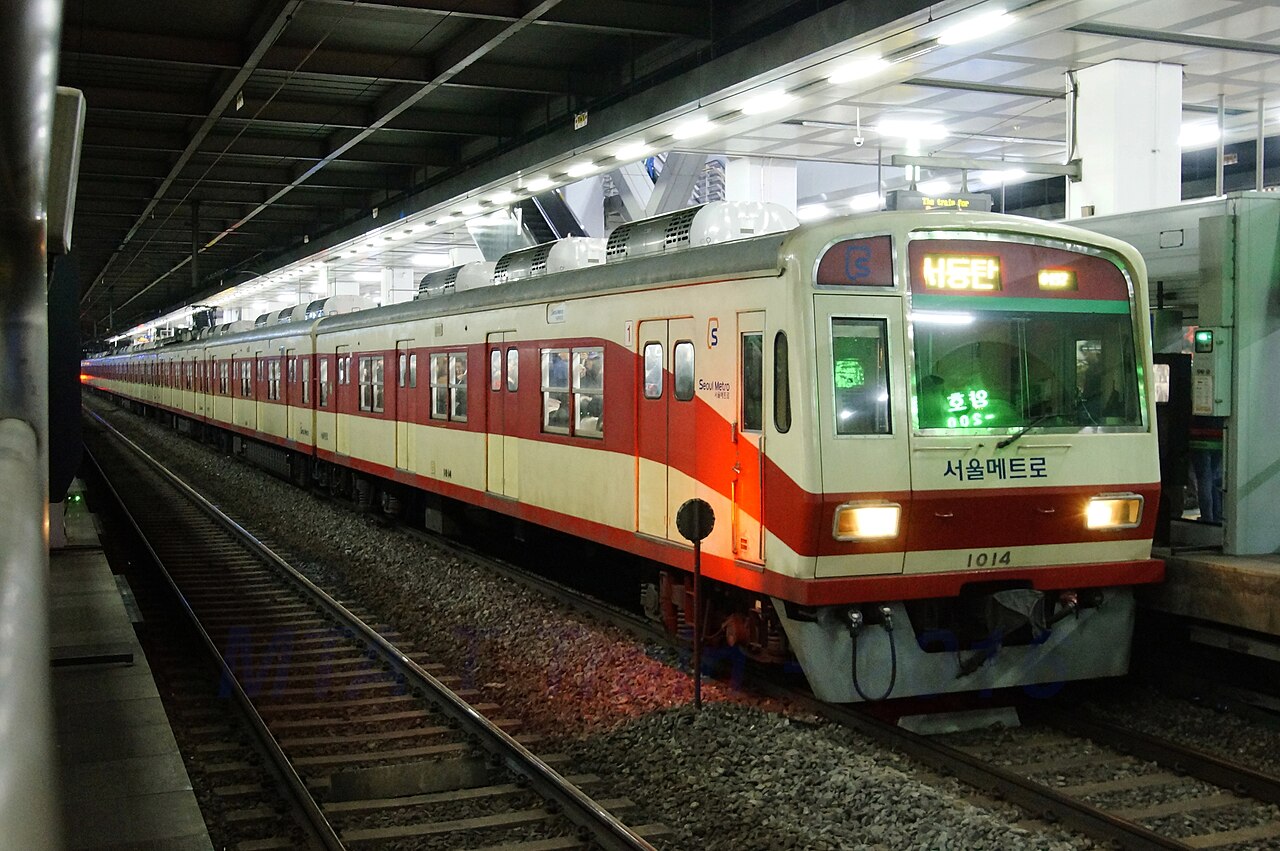 A Seoul Metro Line 1 train at Yongsan Station, photographed in 2016